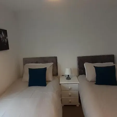 Hawksworth House In Near Solihull, Near Nec, Hs2, Jaguar Land Rover, Bear Grylls Centre, World And Airport With A Garage And Free Parking, Great For Families ברמינגהאם