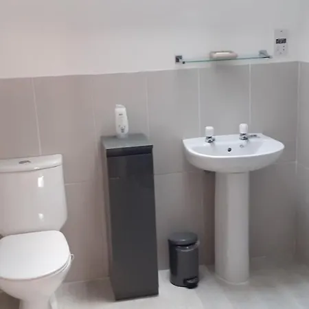 Hawksworth House In Near Solihull, Near Nec, Hs2, Jaguar Land Rover, Bear Grylls Centre, World And Airport With A Garage And Free Parking, Great For Families *